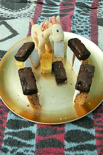 giraffe cakehenge giraffe cakehenge