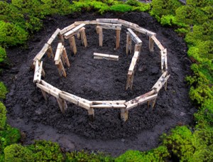 Peghenge, henge and photo by Felder Rushing