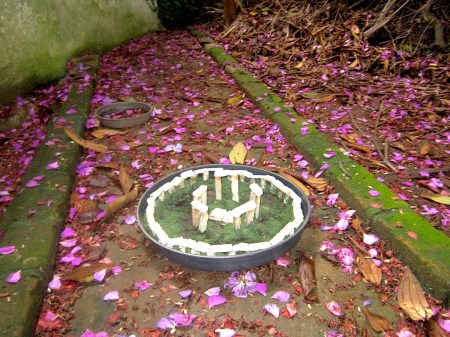 Quartzite henge on moss