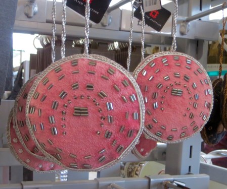 Aerial pattern of the stones of Stonehenge, done in beads!